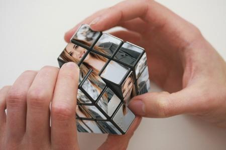 Take pictute to rubik on hands